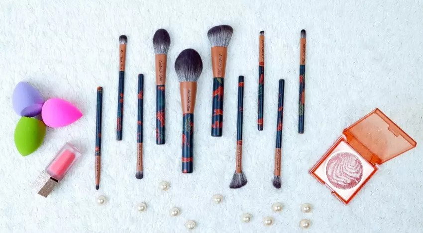 Unleash Your Inner Artist with the Midazzle Wooden Eye Shadow Brush!